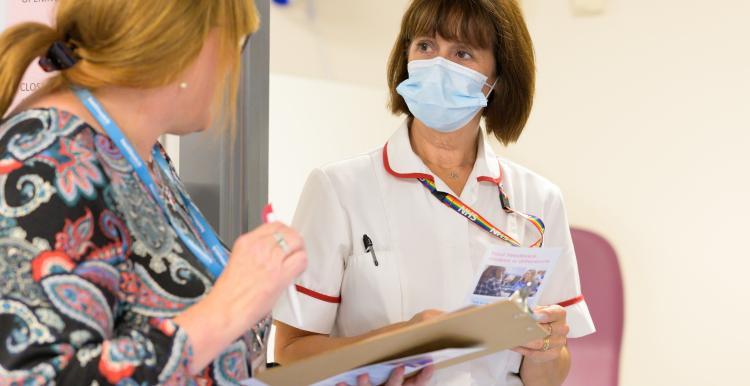 Woman_talking_to_nurse