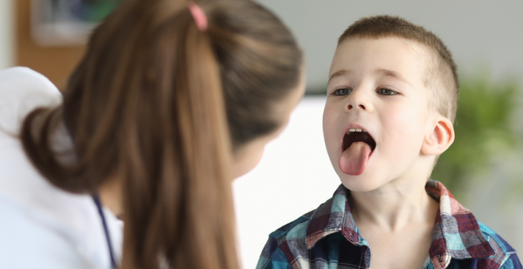 young_boy_with_a_sore_throat_seeing_a_doctor