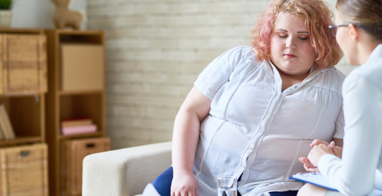 Obese_woman_talking_to_a_health_advisor