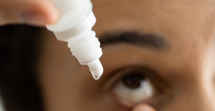 African_woman_putting_eye_drops_in_her_eye