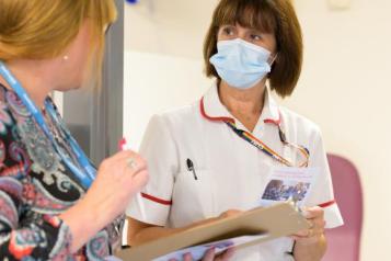 Woman_talking_to_nurse