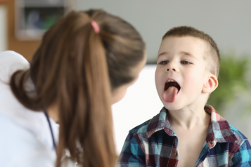 young_boy_with_a_sore_throat_seeing_a_doctor