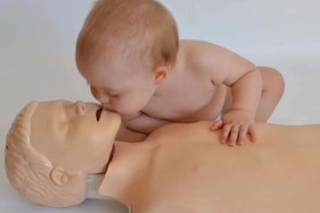 toddler_giving_mouth_to_mouth_to_resucciation_doll